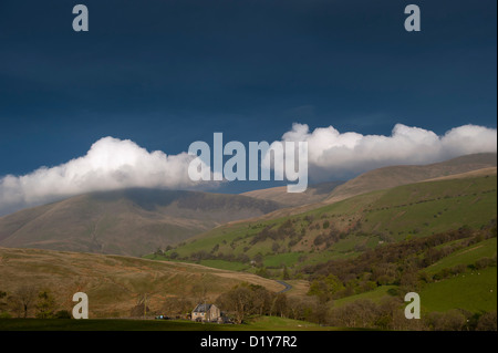 Au cours de la formation de nuages bas et le veau Cautley Crag dans la Howgills sur un matin tôt au printemps. , Cumbria (Royaume-Uni) Banque D'Images