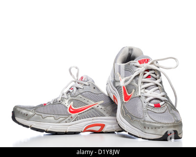 Chaussures de course Nike gris isolé sur fond blanc Banque D'Images Chaussures de course Nike gris isolé sur fond blanc Banque D'Images