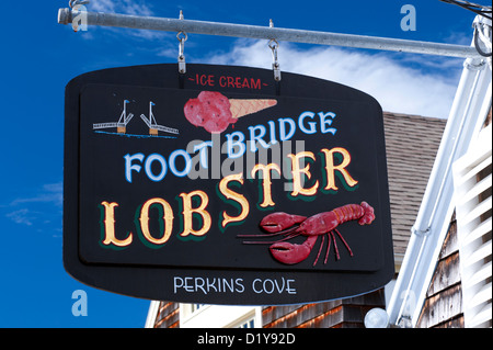 Hanging wooden sign pour pont pied Lobster à Ogunquit, Maine, USA. Banque D'Images