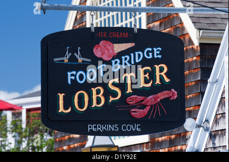 Hanging wooden sign pour pont pied Lobster à Ogunquit, Maine, USA. Banque D'Images