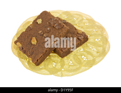 Deux brownies fondant au chocolat sur un napperon de dentelle. Banque D'Images