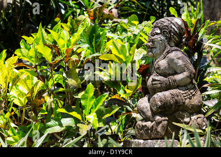 Statue balinaise dans les jardins traditionnels, Hyatt Regency Sanur, Bali, Indonésie Banque D'Images