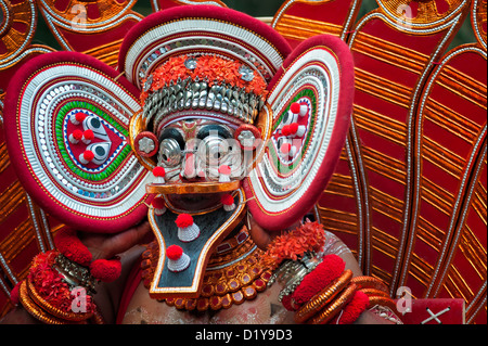 Artiste Theyyam durant une nuit toutes les performances à un temple près de Kannur, Kerala, Inde du nord. Banque D'Images