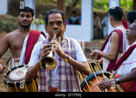 Musiciens fourni la musique et rythmes de percussions complexes au cours d'une performance Theyyam traditionnel dans un village près de Kannur, K Banque D'Images