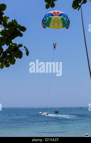 Le parachute ascensionnel sur la plage en face de l'hôtel Hyatt Regency de Sanur, Bali, Indonésie Banque D'Images