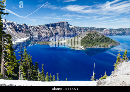 Joyau de l'eau bleu entoure l'île de l'assistant au Crater Lake National Park Banque D'Images