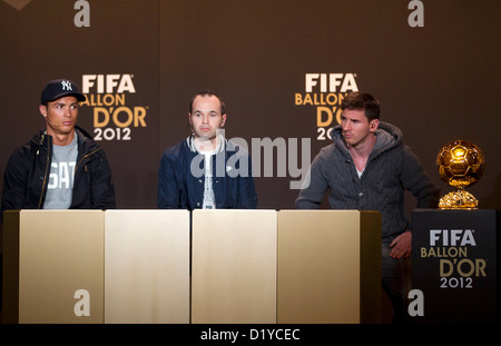 Cristiano Ronaldo, Andres Iniesta, Lionel Messi, au cours de la conférence de presse avec des candidats à l'acteur mondial de l'année et de l'entraîneur de l'Année Monde de Football masculin pour le 7 janvier 2013 à la Maison des Congrès de Zurich, Suisse. Foto : S.Lau Banque D'Images