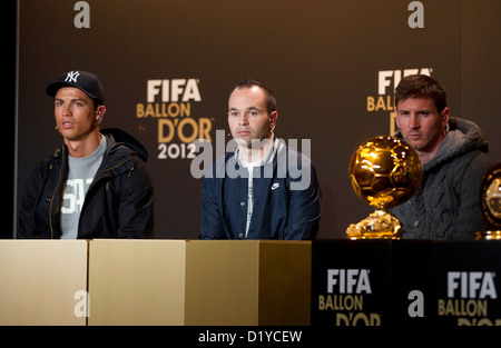 Cristiano Ronaldo, Andres Iniesta, Lionel Messi, au cours de la conférence de presse avec des candidats à l'acteur mondial de l'année et de l'entraîneur de l'Année Monde de Football masculin pour le 7 janvier 2013 à la Maison des Congrès de Zurich, Suisse. Foto : S.Lau Banque D'Images