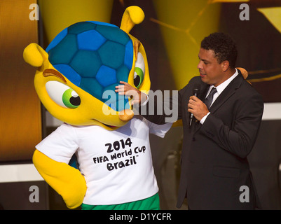 Ronaldo, droite, pose avec Fuleco, gauche, mascotte de la Coupe du Monde de Football 2014, au cours de FIFA Ballon d'Or Gala 2012 au Kongresshaus le 7 janvier 2013 à Zurich, Suisse. Foto : S.Lau Banque D'Images