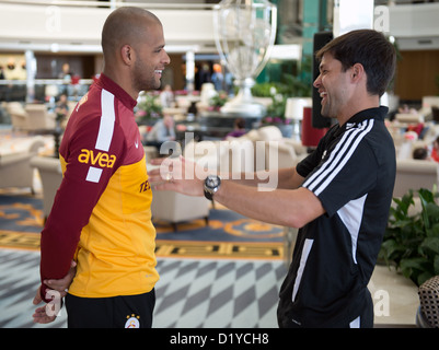 De Wolfsburg Diego (L) du Brésil et Galatasaray Istanbul, Felipe Melo saluent dans le hall de l'hôtel de l'équipe 'Calista' au VfL Wolfsburg's training camp à Belek, Turquie, 08 janvier 2013. Photo : SOEREN STACHE Banque D'Images