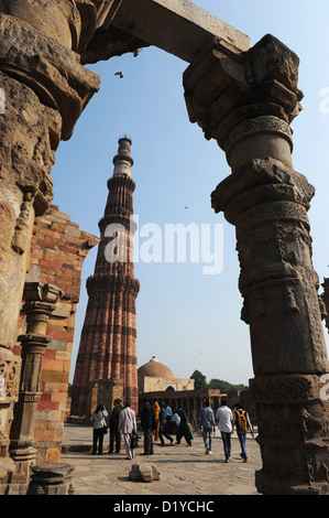 Vue sur le Qutb Minar au motif de la complexe Qutb à Delhi, Inde, 23 novembre 2012. Le Qutb Minar est dit être la plus parfaite, une des merveilles du monde. Sa construction a commencé en 1193, il est à 73 mètres de hauteur et s'effile de diamètre de 15 mètres à la base de 2,5 mètres au sommet. Photo : Jens Kalaene Banque D'Images