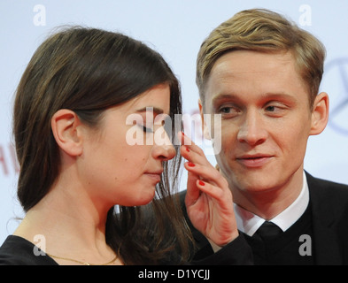 Acteurs allemand Matthias Schweighoefer (R) et Anna Bederke arrivent pour la première de leur nouveau film 'Schlussmacher' à Berlin, Allemagne, le 7 janvier 2013. Le film devrait sortir dans les salles allemandes le 10 janvier 2013. Photo : Britta Pedersen Banque D'Images