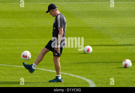 L'entraîneur-chef de Munich Jupp Heynckes frappe la balle au cours de la pratique à Doha, Qatar, 08 janvier 2013. L'équipe va rester à leur camp d'entraînement d'hiver au Qatar jusqu'au 09 janvier 2013. Photo : Peter Kneffel Banque D'Images