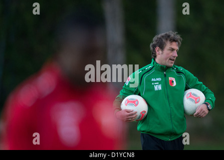 Le formateur de Augsbourg Markus Weinzierl porte deux balles lors d'une session pratique de soccer club Bundesliga FC Augsburg dans le camp d'entraînement à Belek, Turquie, le 7 janvier 2013. Photo : Soeren Stache Banque D'Images