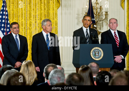 (L-R) Le secrétaire américain à la Défense Leon E. Panetta et ancien sénateur américain Chuck Hagel (républicain du Nebraska) écouter le président des États-Unis, Barack Obama, le document s'adresse à la nomination des membres d'annonce comme la prochaine Hagel, Secrétaire de la défense et vice-conseiller à la sécurité nationale pour la sécurité intérieure et la lutte antiterroriste, John Brennan (à droite) le prochain directeur de la Central Intelligence Agency, dans l'East Room de la Maison Blanche, lundi 7 janvier 2013. Crédit obligatoire : Tchad .J. McNeeley / DoD via CNP Banque D'Images