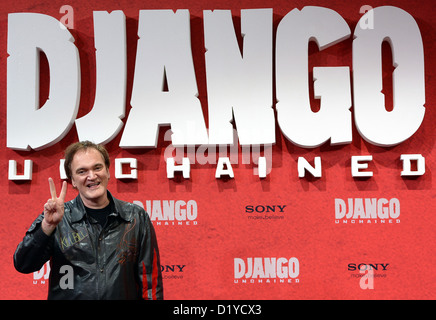 Directeur américain Quentin Tarantino arrive pour la première du nouveau film 'Django Unchained' au Cinestar Cinemas à Berlin, Allemagne, 08 janvier 2013. Le film devrait sortir dans les salles allemandes le 17 janvier 2013. PHOTO : BRITTA PEDERSEN Banque D'Images