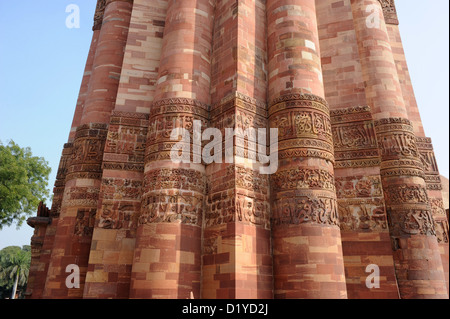 Vue sur le Qutb Minar au motif de la complexe Qutb à Delhi, Inde, 23 novembre 2012. Le Qutb Minar est dit être la plus parfaite, une des merveilles du monde. Sa construction a commencé en 1193, il est à 73 mètres de hauteur et s'effile de diamètre de 15 mètres à la base de 2,5 mètres au sommet. Photo : Jens Kalaene Banque D'Images