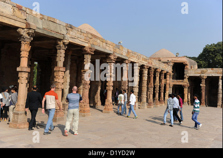 Vue sur les salles à colonnes sur le terrain de la complexe Qutb à Delhi, Inde, 23 novembre 2012. Depuis les colonnes n'étaient pas assez longtemps, ils étaient empilés les uns sur les autres. Dans la région, les ruines de la plus vieille mosquée de cour en Inde sont situés, la Quwwat-ul-Islam (Pourrait de l'Islam), qui a été construit sur les ruines d'un temple hindou. Photo:Jens Kalaene Banque D'Images