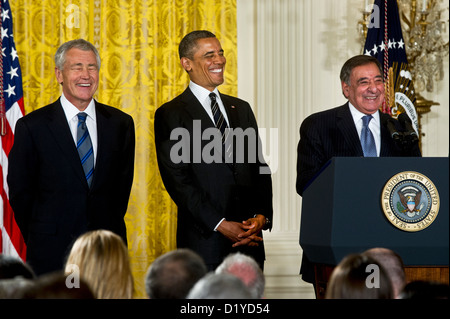 L'ancien sénateur Chuck Hagel (républicain du Nebraska), le président américain, Barack Obama, et le secrétaire américain à la Défense Leon E. Panetta (R) partager un rire de la nomination de Hagel annonce que le prochain ministre de la Défense à la Maison Blanche, lundi 7 janvier, 2013. Crédit obligatoire : Tchad J. McNeeley / DoD via CNP Banque D'Images
