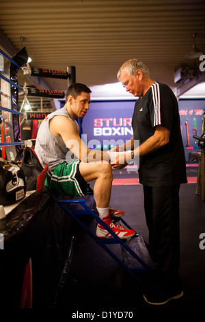 L'allemand Felix Sturm professionnel de boxe (L) et son entraîneur Fritz Sdunek se préparer à la lutte contre le boxeur australien Soliman dans sa salle de sport à Cologne, Allemagne, 08 janvier 2013. Le championnat du monde de lutte aura lieu à l'ISS Dome à Düsseldorf le 01 février. Photo : Rolf Vennenbernd Banque D'Images