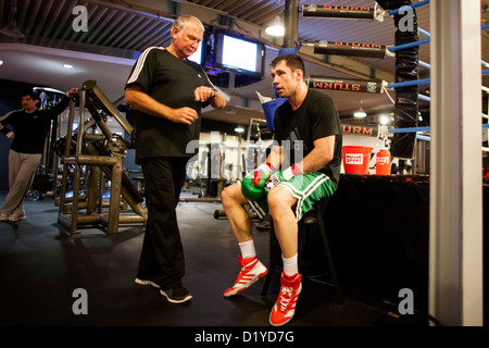 L'allemand Felix Sturm professionnel de boxe (R) et son entraîneur Fritz Sdunek se préparer à la lutte contre le boxeur australien Soliman dans sa salle de sport à Cologne, Allemagne, 08 janvier 2013. Le championnat du monde de lutte aura lieu à l'ISS Dome à Düsseldorf le 01 février. Photo : Rolf Vennenbernd Banque D'Images