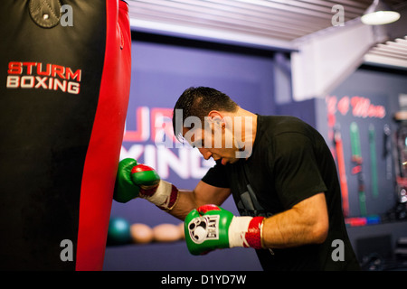 L'allemand Felix Sturm professionnel de boxe se prépare pour la lutte contre le boxeur australien Soliman dans sa salle de sport à Cologne, Allemagne, 08 janvier 2013. Le championnat du monde de lutte aura lieu à l'ISS Dome à Düsseldorf le 01 février. Photo : Rolf Vennenbernd Banque D'Images