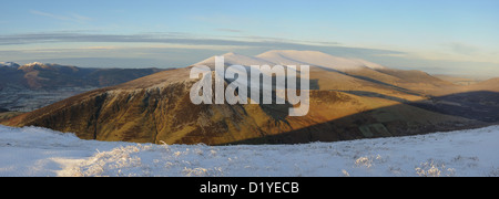 Vue panoramique sur Skiddaw et Lonscale est tombé de Blencathra en hiver dans le Lake District Banque D'Images