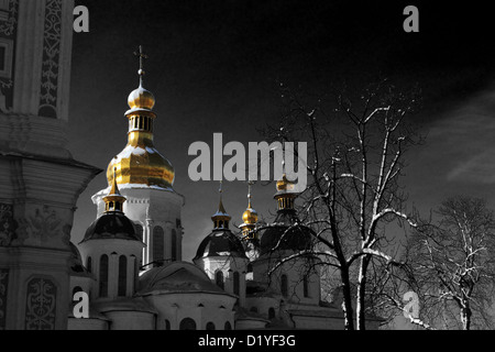 11e siècle ancienne cathédrale Sainte-Sophie de Kiev dans la neige en hiver, de l'Ukraine Banque D'Images