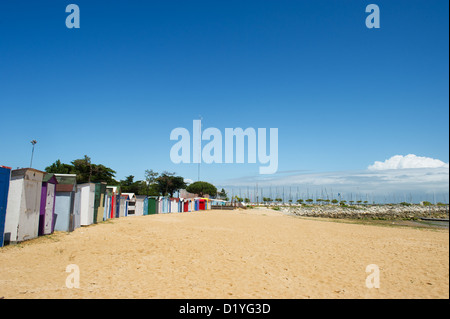 Cabines colorées sur la plage de l'île Saint-Denis d'Oléron en France Banque D'Images