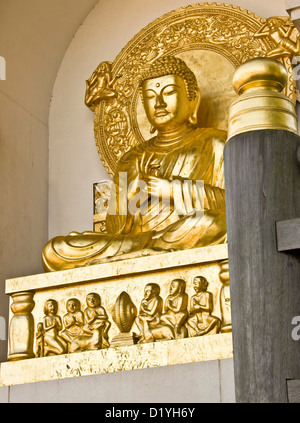 Bouddha assis statue Battersea Park de Londres Angleterre Europe Pagode de la paix Banque D'Images