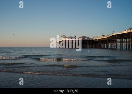 La jetée de Brighton, à marée basse, matin Banque D'Images