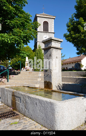 Fontaine et clocher de l'église à Saint Paul en Chablais près du lac Léman à l'est de la France Banque D'Images