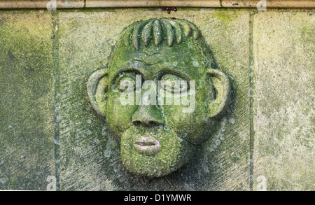 Gargouille sur un banc dans le parc du doyen dans le domaine de la cathédrale York Minster, York, Angleterre, Royaume-Uni Banque D'Images