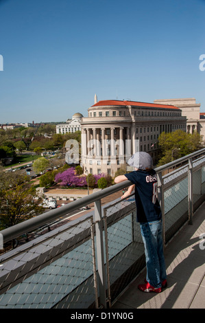 Vue depuis un balcon sur le bâtiment Newseum à Washington DC montrant 600 Pennsylvania Avenue, la Commission fédérale du commerce Banque D'Images