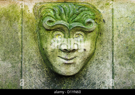 Gargouille sur un banc dans le parc du doyen dans le domaine de la cathédrale York Minster, York, Angleterre, Royaume-Uni Banque D'Images