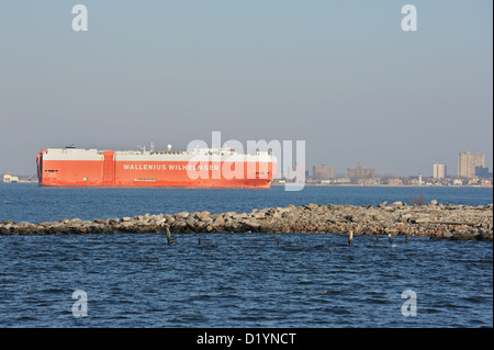 Wallenius Wilhelmsen un navire conçu pour marchandises lourdes comme des automobiles, adopté Coney Island à New York Harbor's lower Bay. Banque D'Images