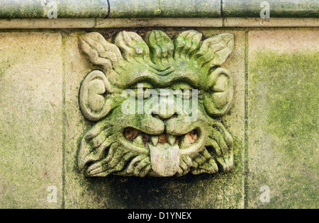 Gargouille sur un banc dans le parc du doyen dans le domaine de la cathédrale York Minster, York, Angleterre, Royaume-Uni Banque D'Images