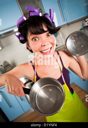 Femme au foyer fou dans un intérieur de la cuisine Banque D'Images