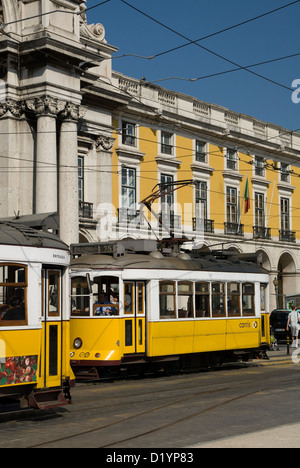 En Tramway typique Place du Commerce, Lisbonne, Portugal Banque D'Images