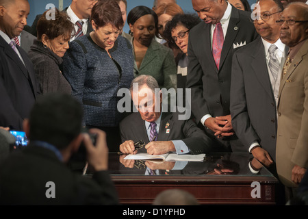 NYC Maire Mike Bloomberg, rejoint par les représentants de la ville et des partisans, à une cérémonie de signature à bill à l'hôtel de ville de New York Banque D'Images