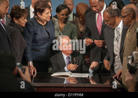 NYC Maire Mike Bloomberg, rejoint par les représentants de la ville et des partisans, à une cérémonie de signature à bill à l'hôtel de ville de New York Banque D'Images