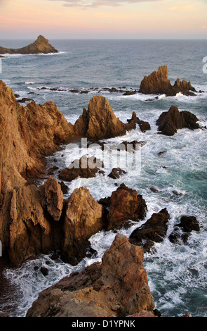 Côte rocheuse de Gabo de gata, las Sirenas, Almeria, Andalousie, Espagne. Banque D'Images