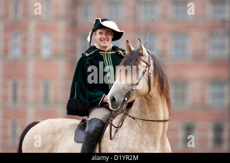 Frederiksborger avec rider en costume historique en face du Palais de Frederiksborg, Danmark Banque D'Images