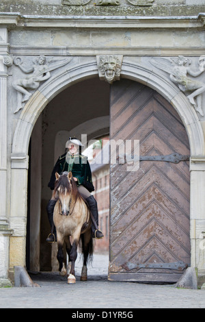 Frederiksborger avec rider en costume historique entrée par une porte de Frederiksborg Palace, Danmark Banque D'Images