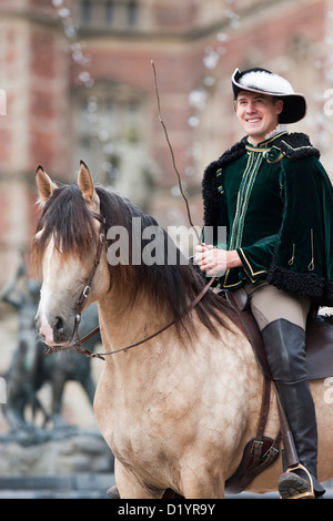 Frederiksborger avec rider en costume historique en face du Palais de Frederiksborg, Danmark Banque D'Images