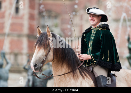 Frederiksborger avec rider en costume historique en face du Palais de Frederiksborg, Danmark Banque D'Images