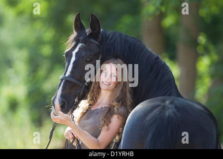 Frederiksborger. Jeune femme black stallion Banque D'Images