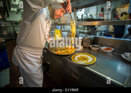 Les plaques Chef homard et truffe noire d'hiver lave Banque D'Images