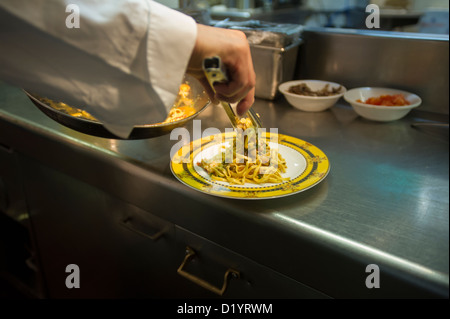 Les plaques Chef homard et truffe noire d'hiver lave Banque D'Images