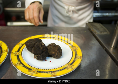 Les truffes qui se vendent à 900 $ la livre pour le homard et truffe noire d'hiver dans un plat bien sûr quatre dîner à prix fixe Banque D'Images